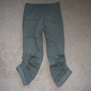 Lululemon Cropped Leggings Green Seamless Sz 6